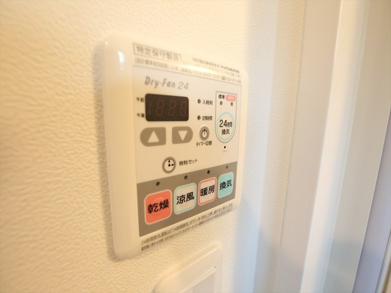 その他設備　浴室暖房乾燥機付き