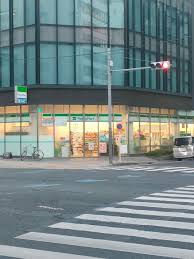 コンビニ　ファミリーマート 小伝馬町鞍掛橋店（コンビニ）まで85m
