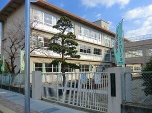 小学校　城陽小学校（小学校）まで520m