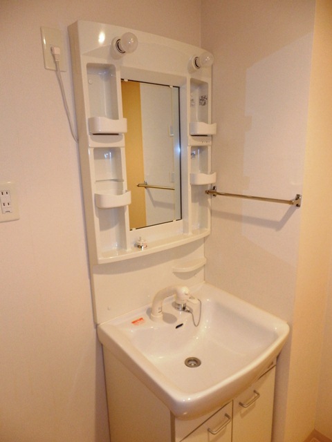 洗面設備　温水シャワー付き洗面化粧台です！（同仕様のお部屋のお写真です