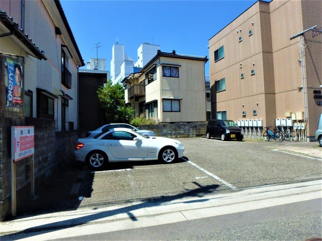 駐車場　敷地外駐車場空き１台ございます☆