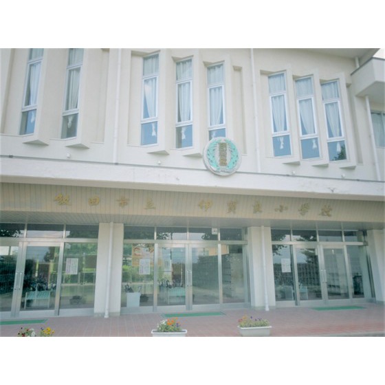 小学校　飯田市立伊賀良小学校（小学校）まで1303m