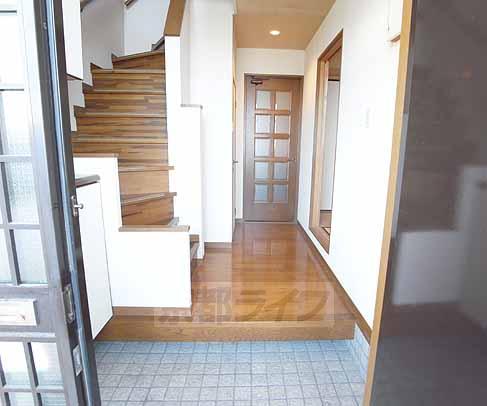 玄関　まるで一戸建てのよう