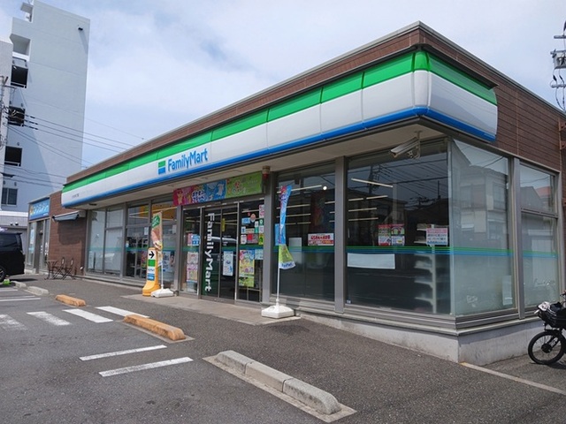 コンビニ　ファミリーマート（コンビニ）まで160m