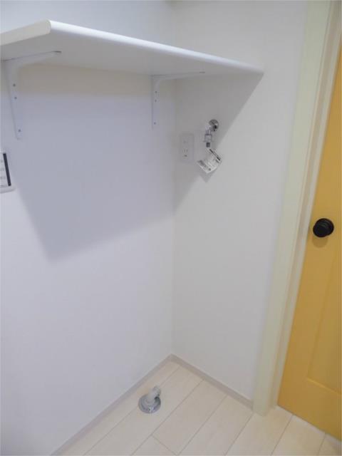 その他　洗濯機置き場は便利な棚付き！ 同建物別部屋参考