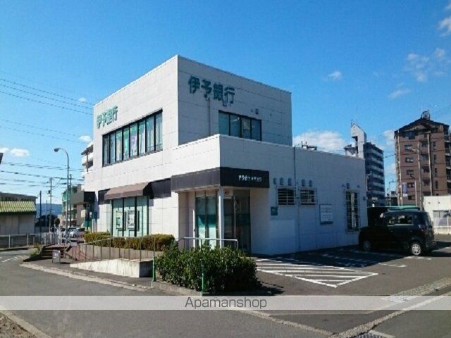 銀行　伊予銀行牛渕支店様（銀行）まで180m