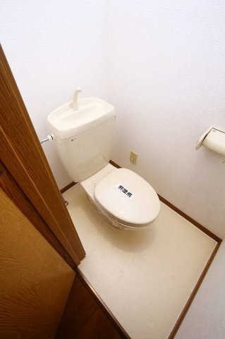 トイレ　落ち着いた色調のトイレです