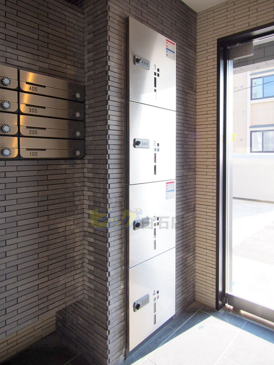 エントランス　留守中も荷物が受け取れて便利な宅配ＢＯＸ完備しています♪