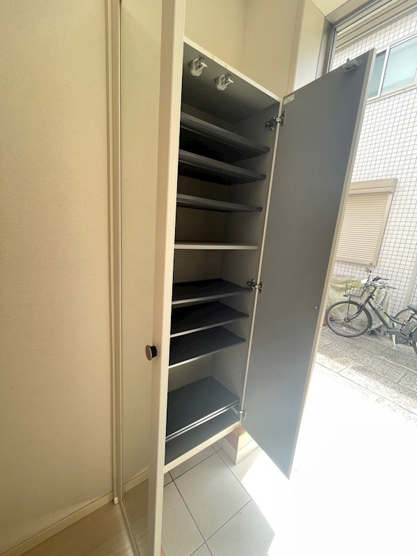 玄関　掲載写真は別号室の参考写真となります。