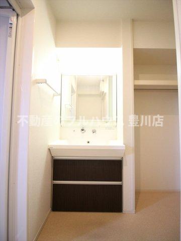 洗面設備　写真は反転タイプ別室