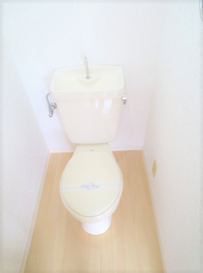 トイレ　落ち着いた色調のトイレです