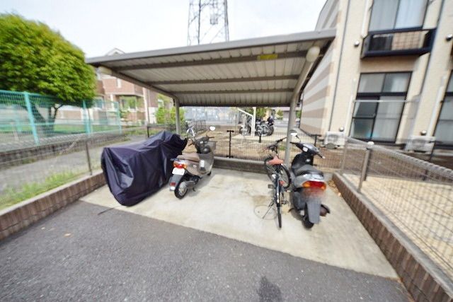 その他共有部分　★屋根付きの駐輪スペースです★