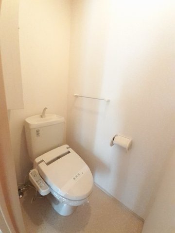 トイレ　落ち着いた色調のトイレです