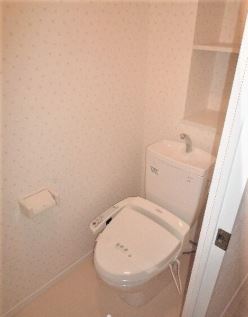 トイレ　落ち着いた色調のトイレです