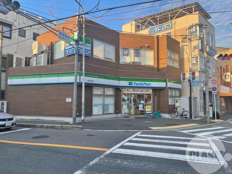 コンビニ　ファミリーマート堺初芝駅前店（コンビニ）まで671m