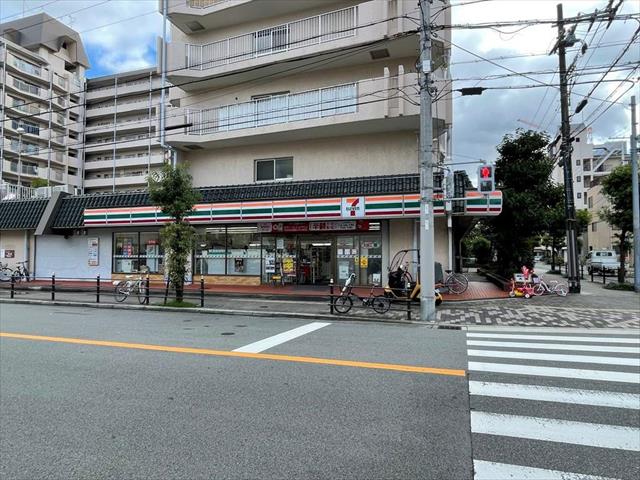 コンビニ　セブンイレブン（コンビニ）まで261m