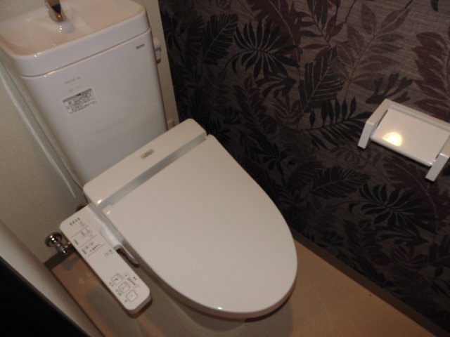 トイレ　温水洗浄便座付きのトイレです♪