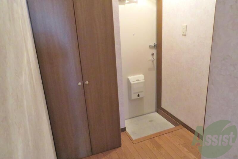 玄関　玄関横には大きめのシューズボックスも備え付けです