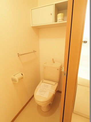 トイレ　※別号室の写真です。暖房便座が備わっています。