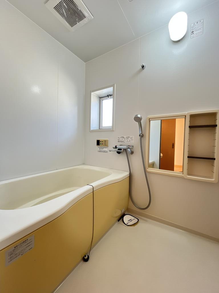 バス・シャワールーム　同じ物件の別のお部屋です。参考までにご覧ください。