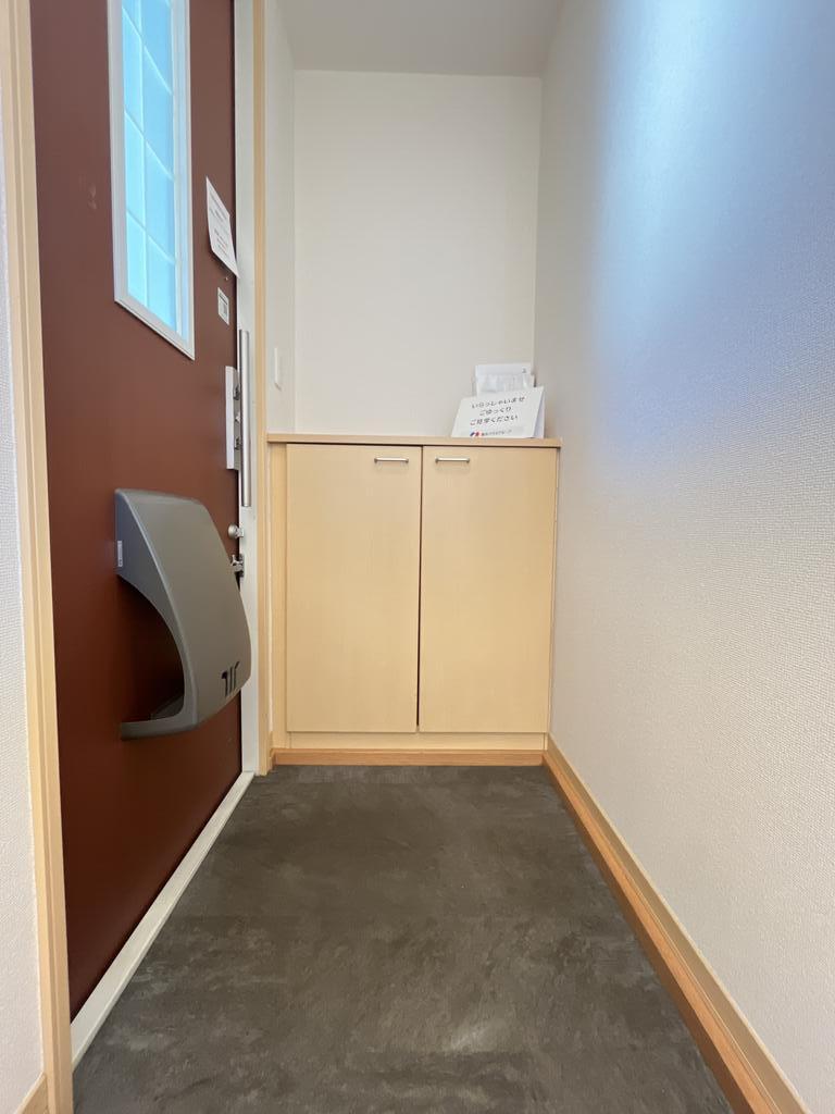 玄関　同じ物件の別のお部屋です。参考までにご覧ください。