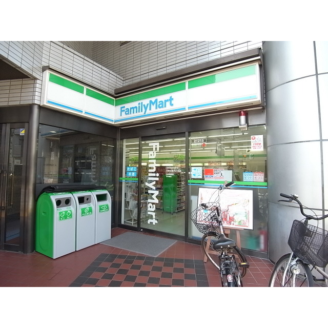 コンビニ　ファミリーマート中野本町六丁目店（コンビニ）まで62m
