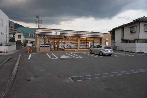 コンビニ　セブン-イレブン 広島川内５丁目店（コンビニ）まで128m