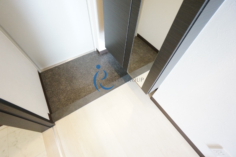 玄関　同一物件の他部屋の写真をイメージとして使用しています