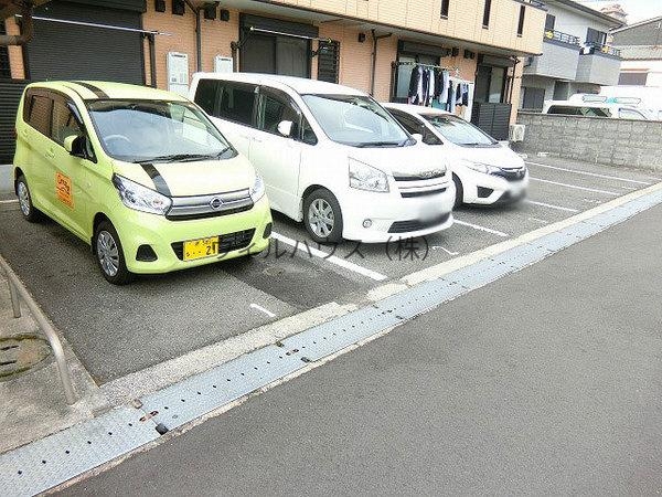駐車場　敷地内駐車場！