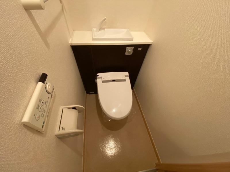 トイレ　ウォシュレット機能がついたトイレ。安心して使用できますね。