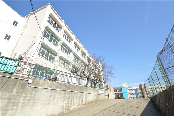 中学校　神戸市立垂水中学校（中学校）まで678m