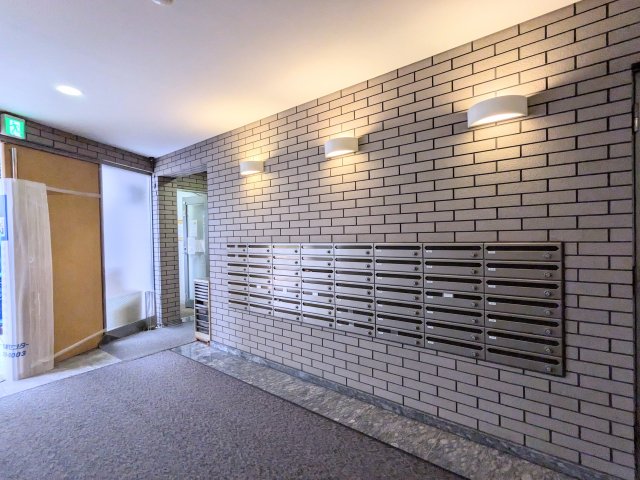 エントランス　落ち着いたエントランスです