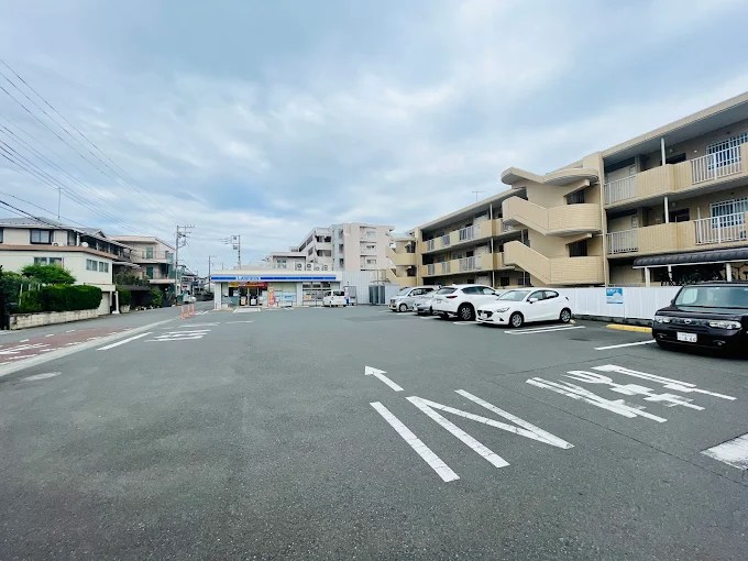 コンビニ　ローソン 伊志田高校前店（コンビニ）まで953m