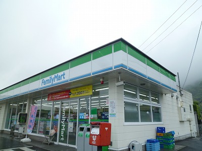 コンビニ　ファミリーマート 姶良平松店（コンビニ）まで708m