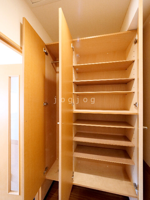 その他設備　玄関収納はたっぷり入ります
