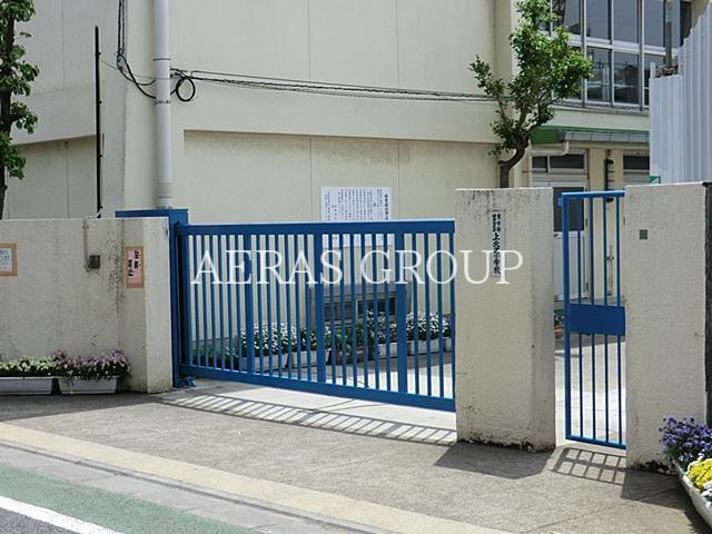 小学校　世田谷区立下北沢小学校（小学校）まで527m