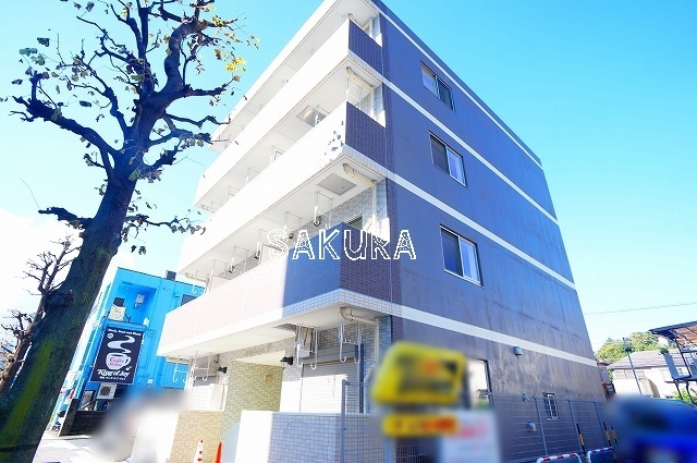 エントランス　重厚感のある建物デザイン♪
