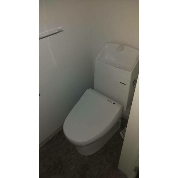 トイレ　内装は別部屋の参考写真です。