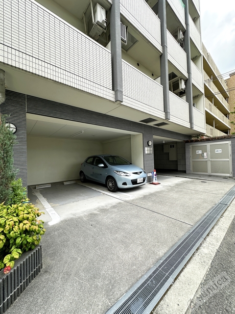 駐車場　軽区画１３２００円・普通車区画１６５００円