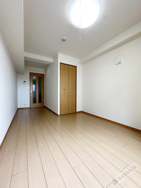 居室・リビング　反転タイプのお部屋の写真です。