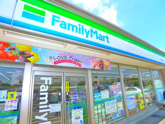 コンビニ　ファミリーマート（コンビニ）まで800m