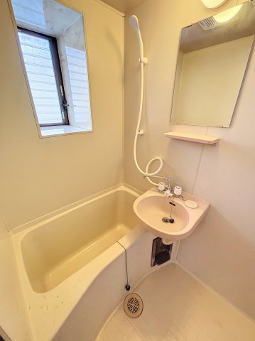 バス・シャワールーム　※同建物ほかのお部屋の写真です。