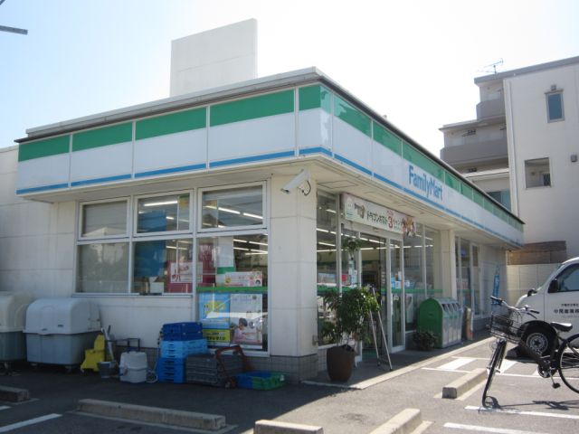 コンビニ　ファミリーマート（コンビニ）まで150m