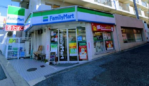 コンビニ　ファミリーマート（コンビニ）まで110m
