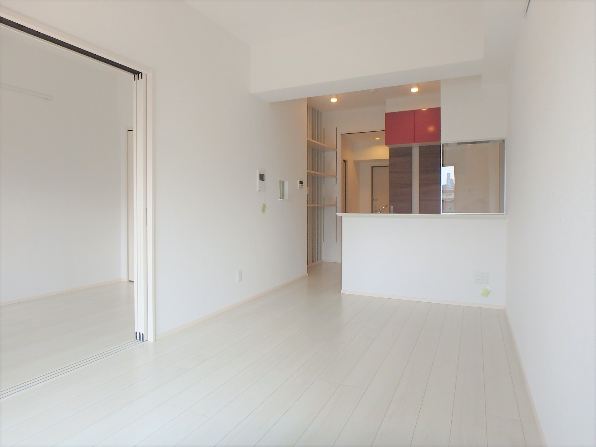 居室・リビング　白を基調とした明るいお部屋です！