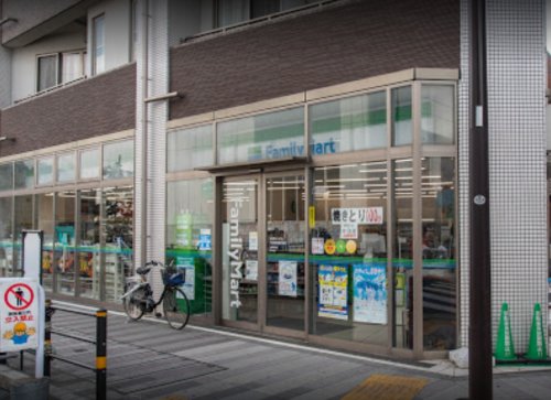 コンビニ　ファミリーマート 大田梅屋敷駅前店（コンビニ）まで52m