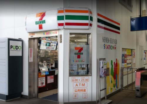 コンビニ　セブンイレブン 京急ST梅屋敷店（コンビニ）まで57m