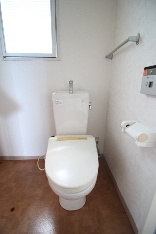 トイレ　ウォシュレット付きのトイレです。（※写真は同間取り301号室