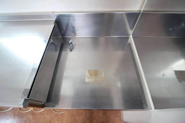 キッチン　標準サイズのコンロ置けます。（※写真は同間取り301号室のも