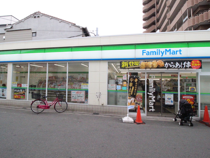 コンビニ　ファミリーマート（コンビニ）まで70m